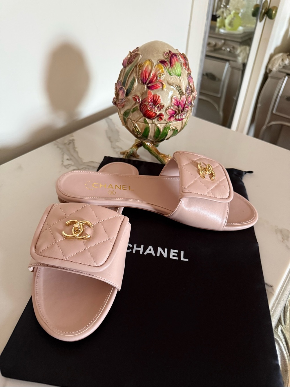 CHANEL Pink Quilted Leather Slide Sandals with Gold CC. NWOB. - Picture 2 of 5